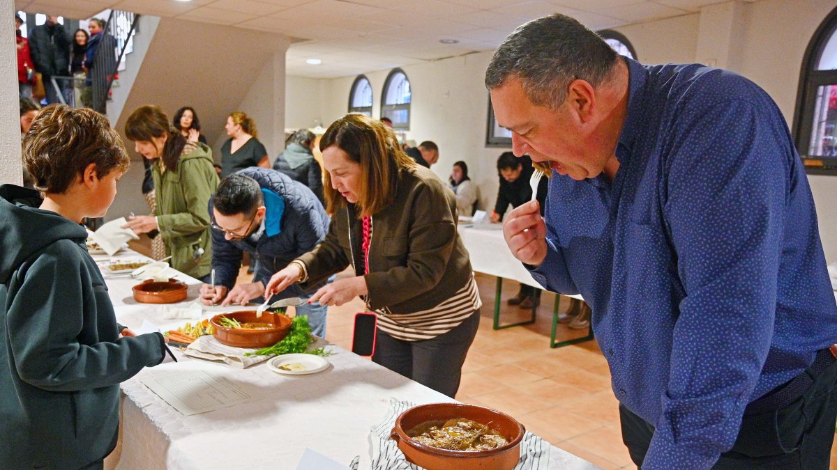 El jurat va tastar tots els plats per a poder deliverar quines elaboracions eren premiades.