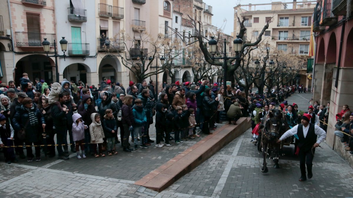 Un dels carros de l'Encamisada, en l'últim tram del recorregut a la plaça de la Quartera
