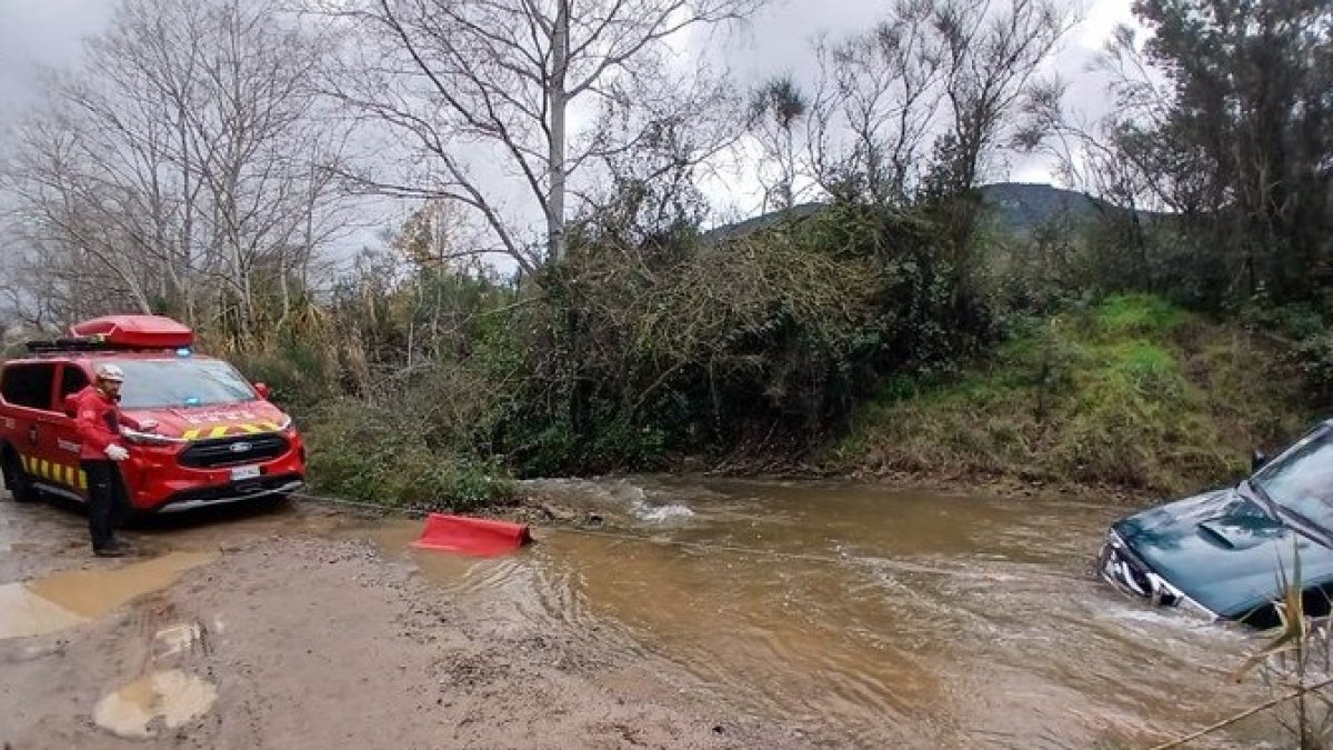 Dos de las tres personas salieron por su propio pie. La tercera y el coche fueron remolcados por Bombers