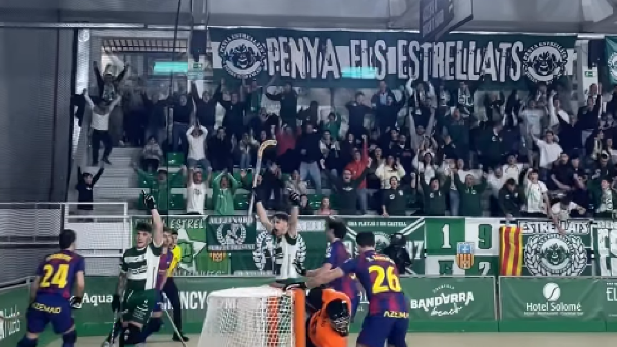 Los jugadores del Calafell celebran el gol de Jero García.