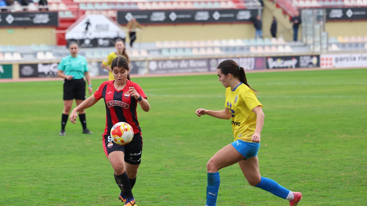 Carme Cendra controla un balón en el Estadi en el partido del pasado mes de diciembre ante el Riudoms.
