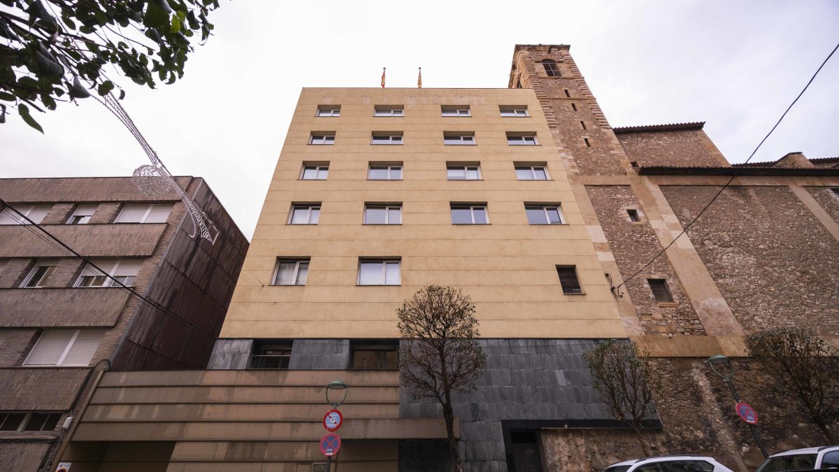 El edificio cuenta con planta baja y seis niveles de altura, con 2.264 m2 de superficie.