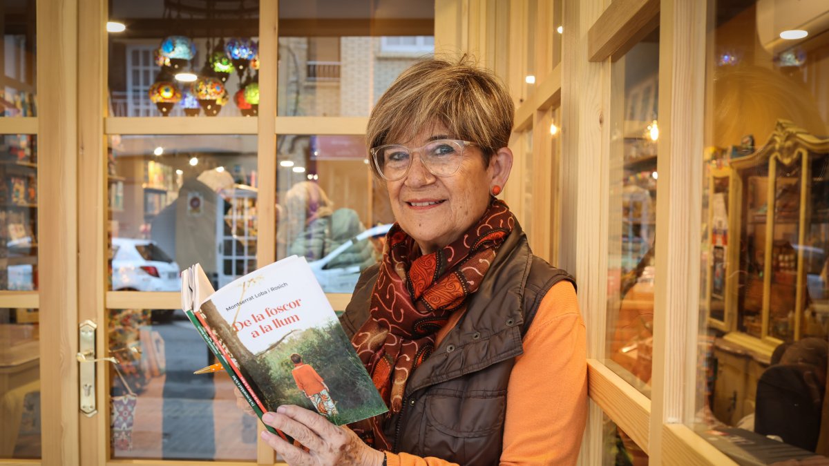 Montserrat Loba, embajadora en Tarragona de la Fundación FERO, en la librería Torrevisca de Cambrils.
