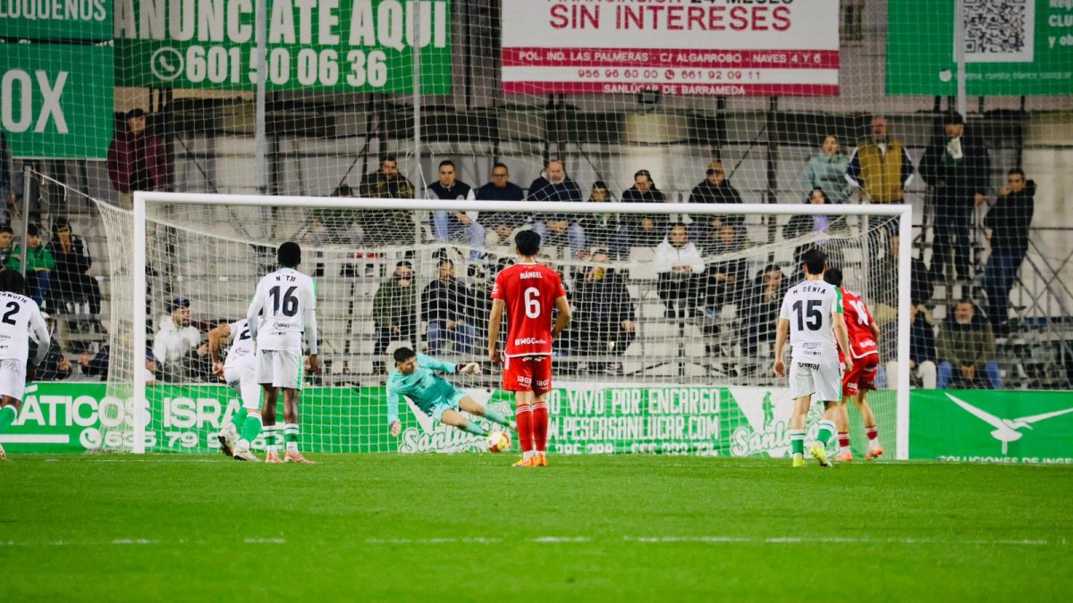Jaume Jardí falla un penalti en la primera mitada.