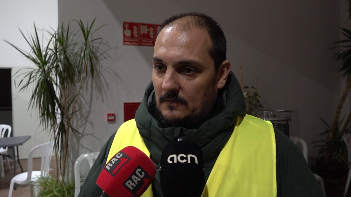 El alcalde de Adamuz, Rafael Ángel Moreno, esta madrugada en el centro de acogida de víctimas