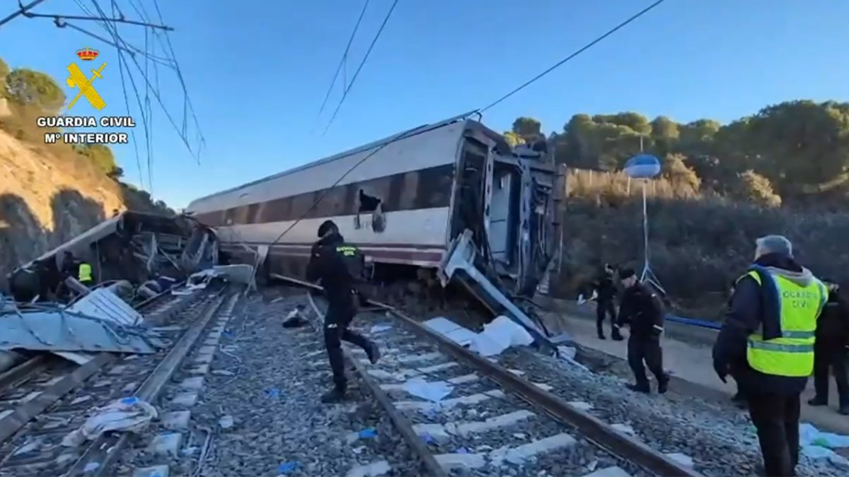 Captura Imágenes de la búsqueda de evidencias que puedan servir para la identificación de víctimas e investigación del accidente ferroviario en Adamuz (Córdoba)