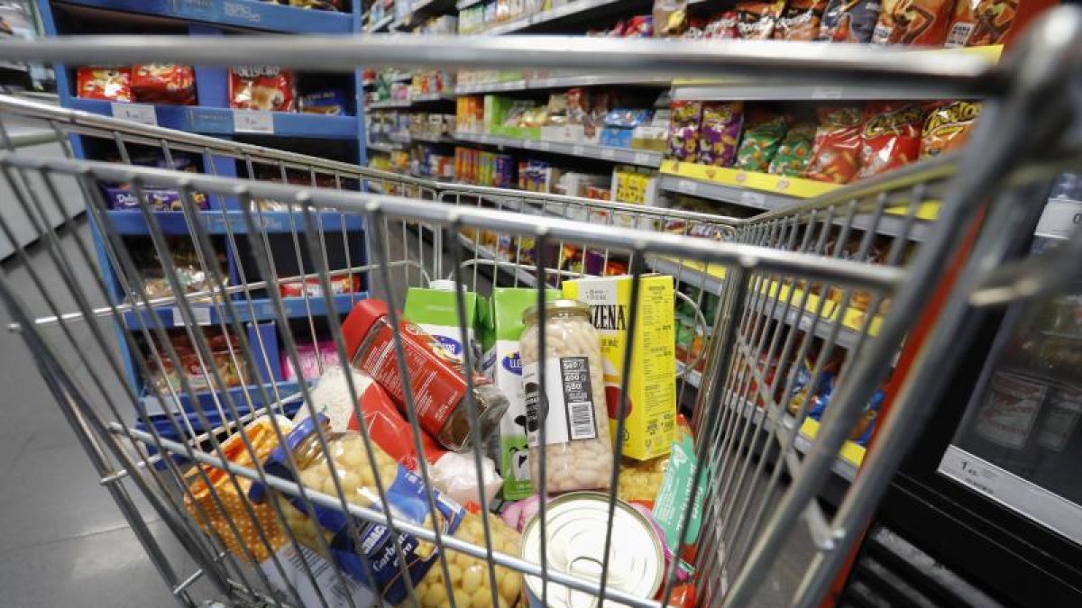 Productos básicos en un carro de la compra, en una imagen de archivo.