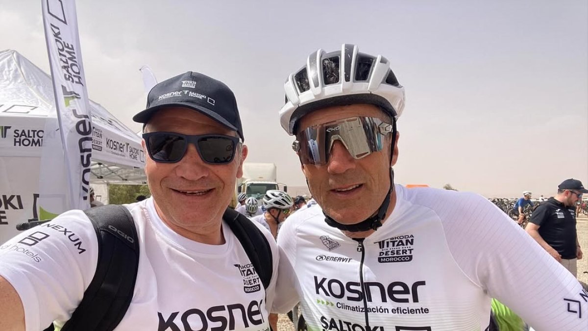 August Pascual junto a Miguel Induráin,  con quien entabló amistad, en la edición de 2025 de la Titan Desert.