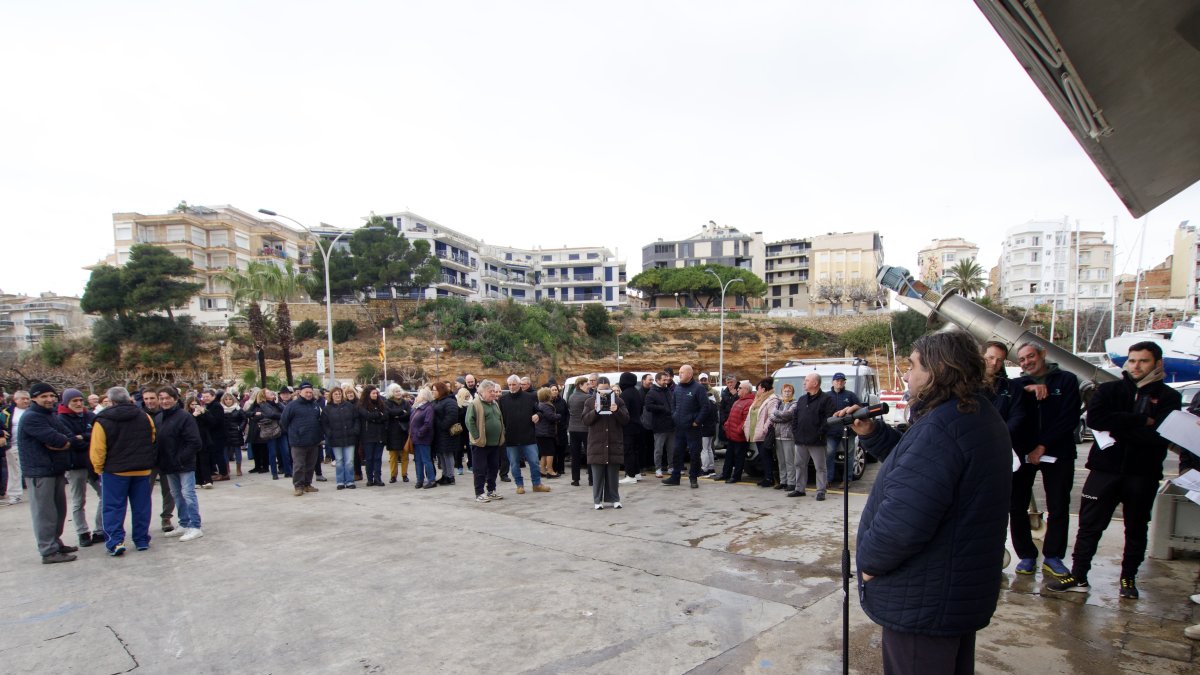 La protesta en la lonja de l'Ametlla de Mar, este lunes por la mañana