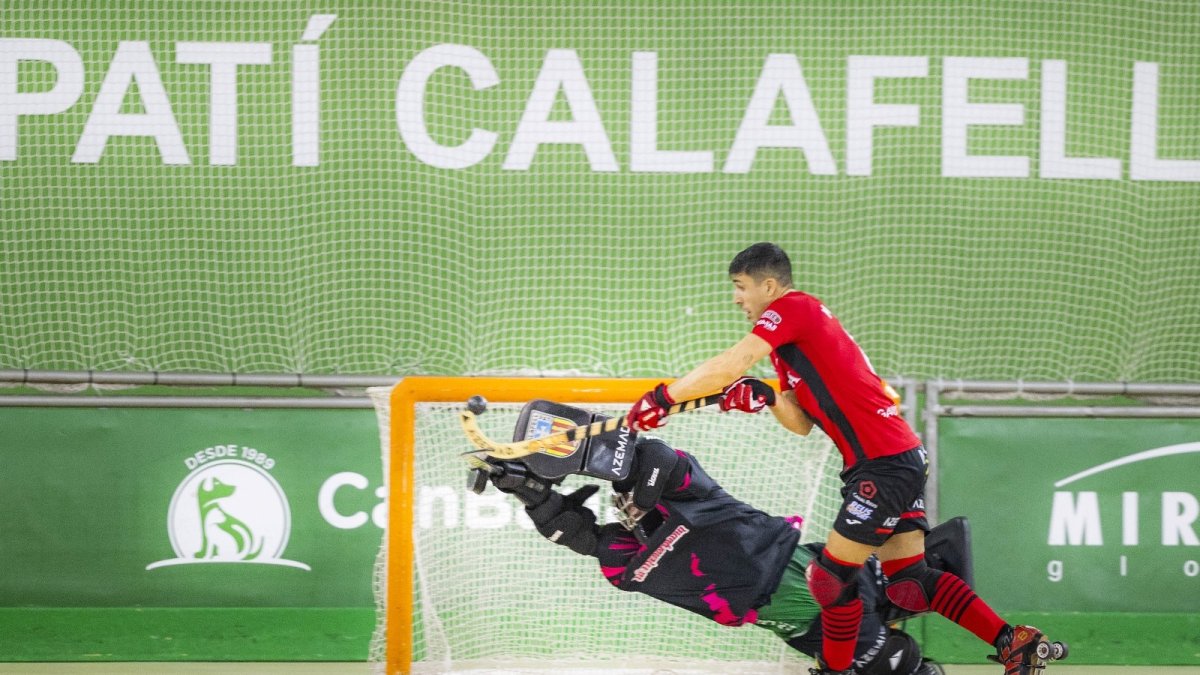 Martí Serra realiza una parada durante el derbi ante el Reus.