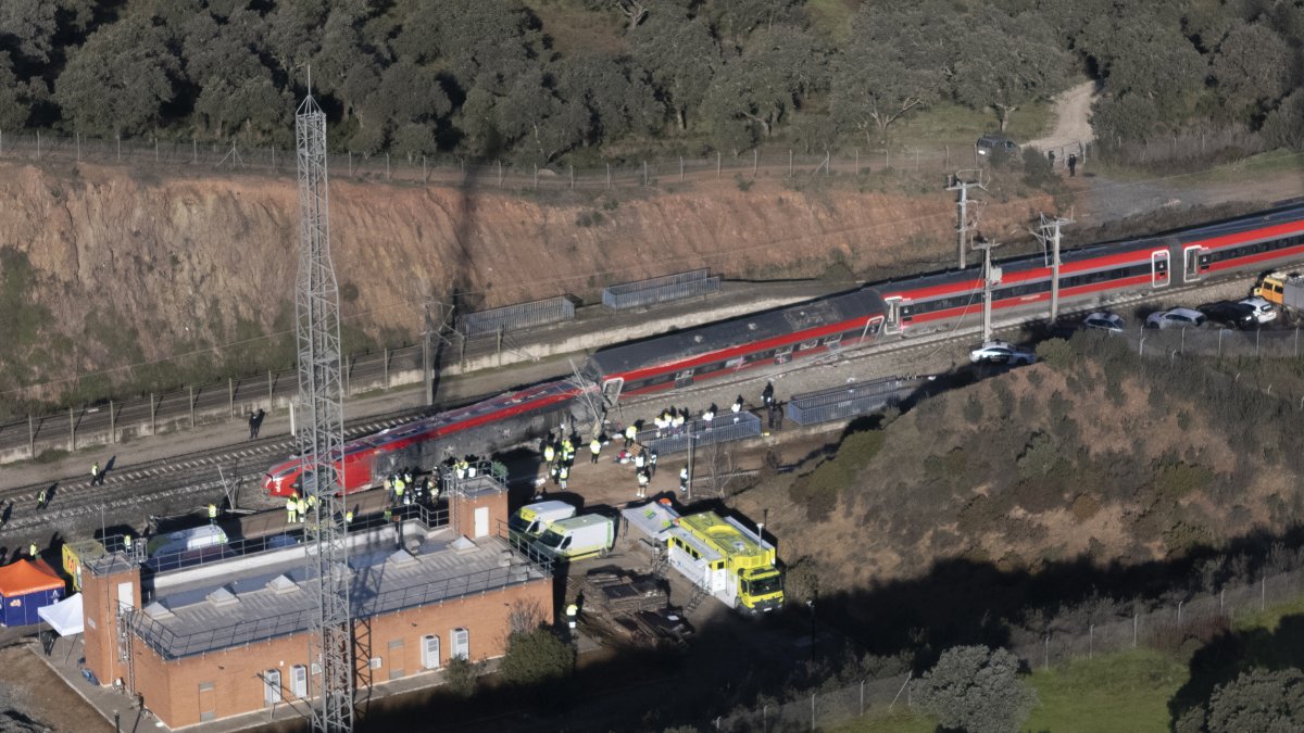 Vista aérea este lunes de los trenes accidentados ayer domingo cerca de Adamuz (Córdoba)