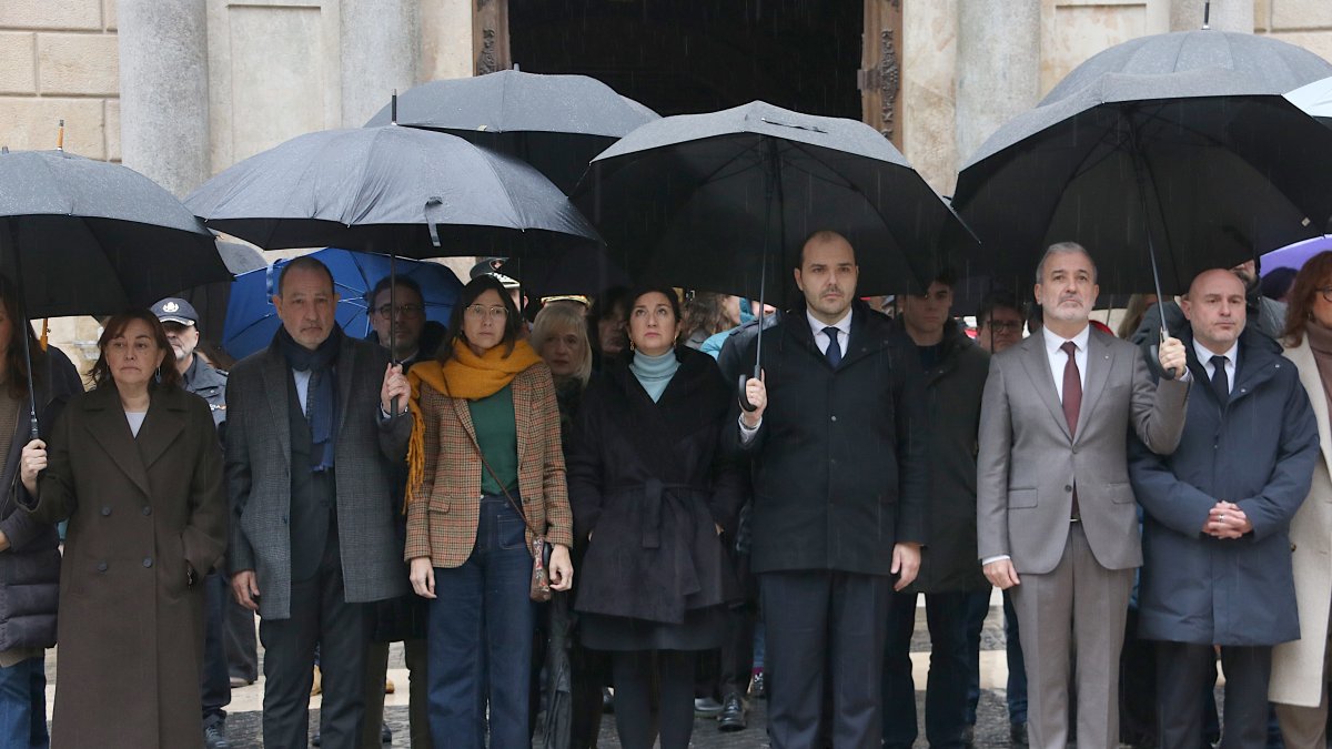 Un minuto de silencio en recuerdo de las víctimas del accidente ferroviario de Córdoba en Barcelona