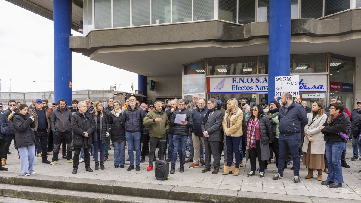 Manifestantes a la puerta de la Confraria de Pescadors de Tarragona.