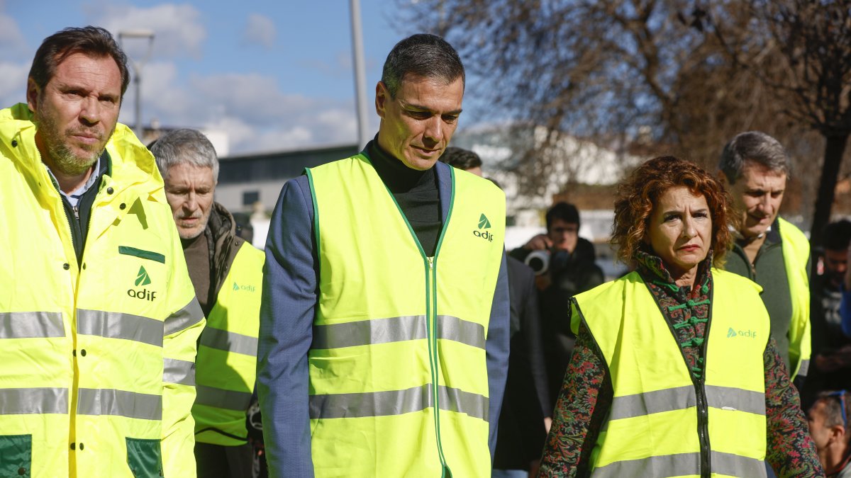 El presidente del Gobierno Pedro Sánchez (c) a su llegada a Adamuz, Córdoba