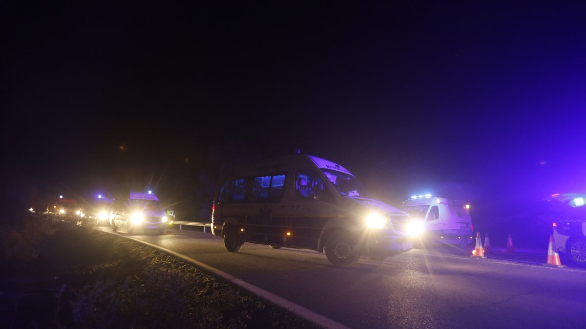 Efectivos de emergencias en el lugar del descarrilamiento en Adamuz.