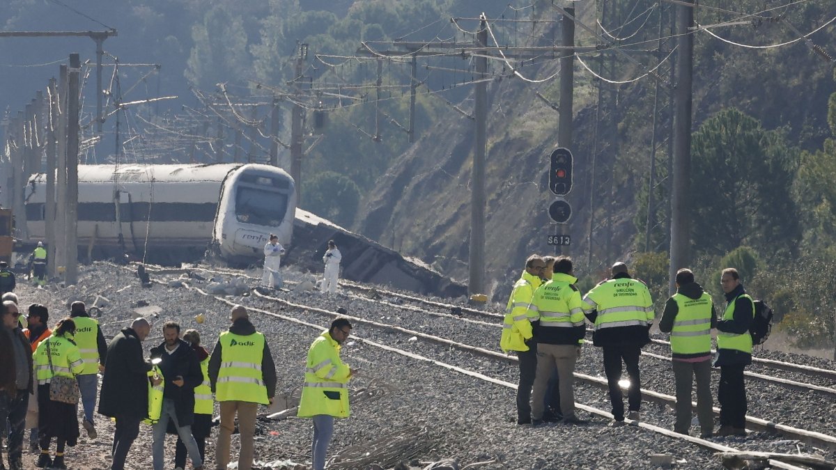 Varias personas trabajan junto a los vagones siniestrados del accidente ferroviario en Adamuz (Córdoba) del pasado domingo.