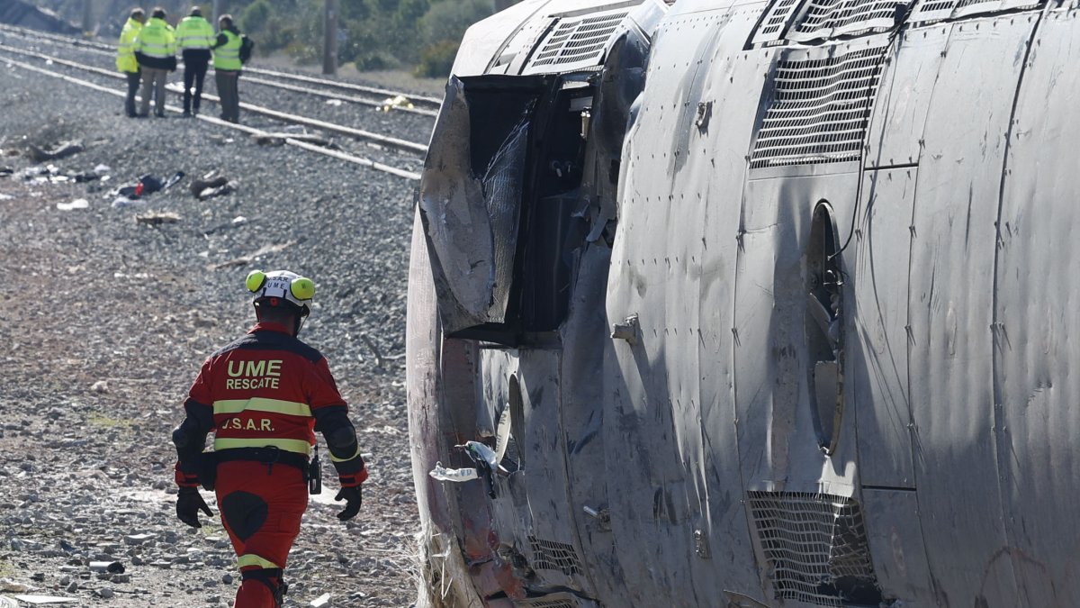 Un miembro de la UME trabaja en los vagones siniestrados del accidente ferroviario en Adamuz (Córdoba).