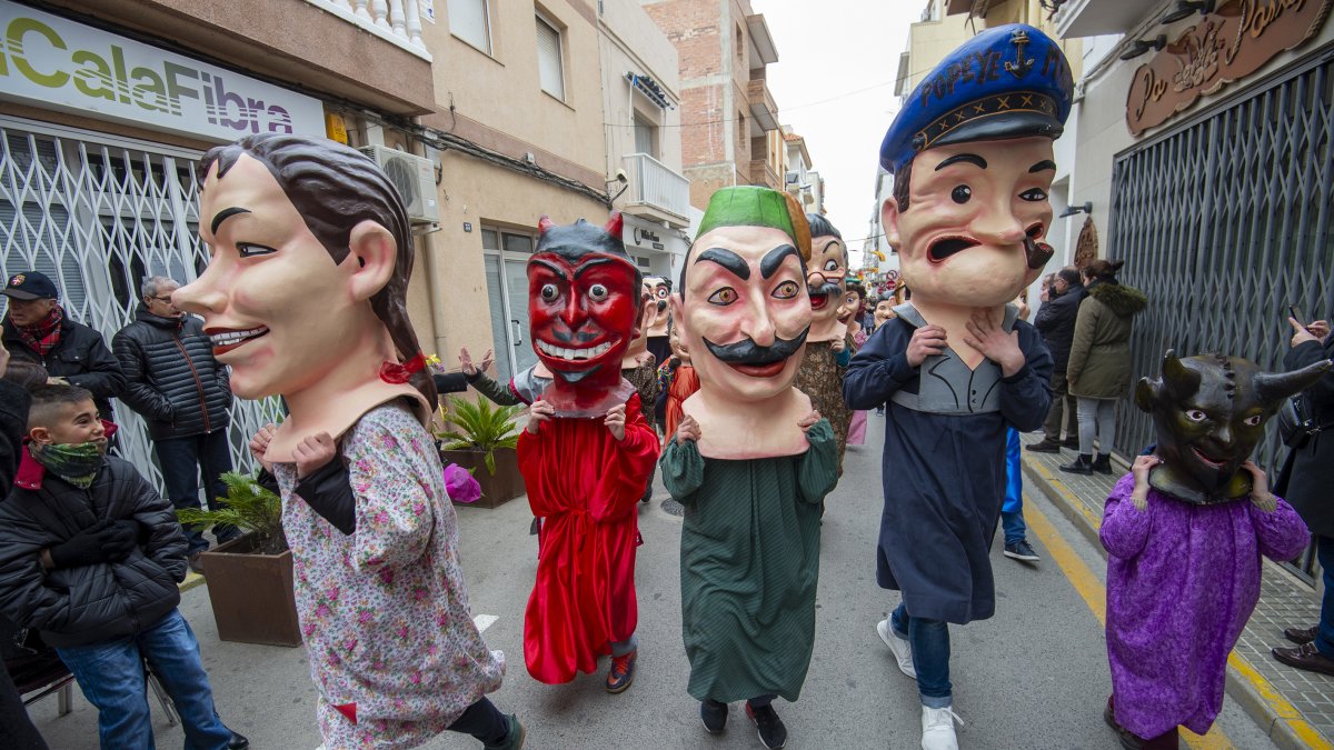 Cercavila amb capgrossos a l'Ametlla de Mar.