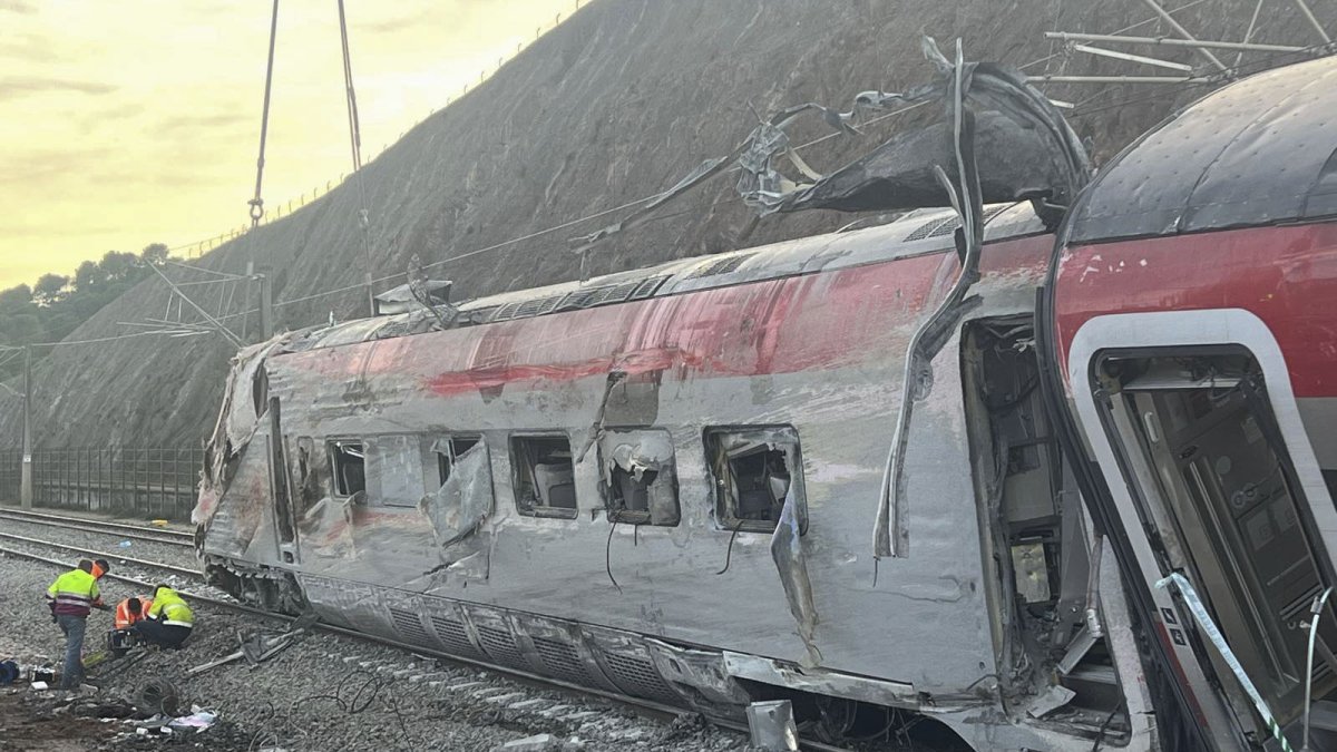 Efectivos continúan este martes los trabajos en el lugar del accidente ferroviario del domingo entre dos trenes en Adamuz (Córdoba).