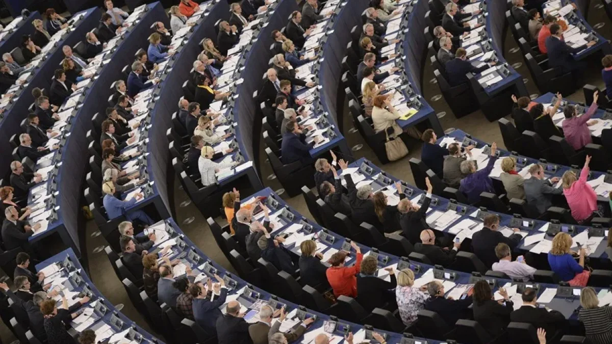 Eurodiputados durante una votación en una sesión plenaria del Parlamento Europeo en Estrasburgo, Francia, en una imagen de archivo.