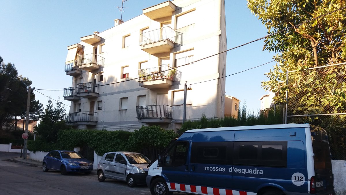 Los Mossos delante de uno de los registros de Torredembarra, en 2017,