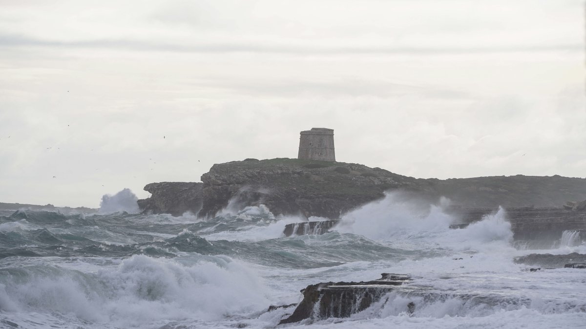 Oleaje en la costa cerca de la localidad menorquina de S'Algar este martes.