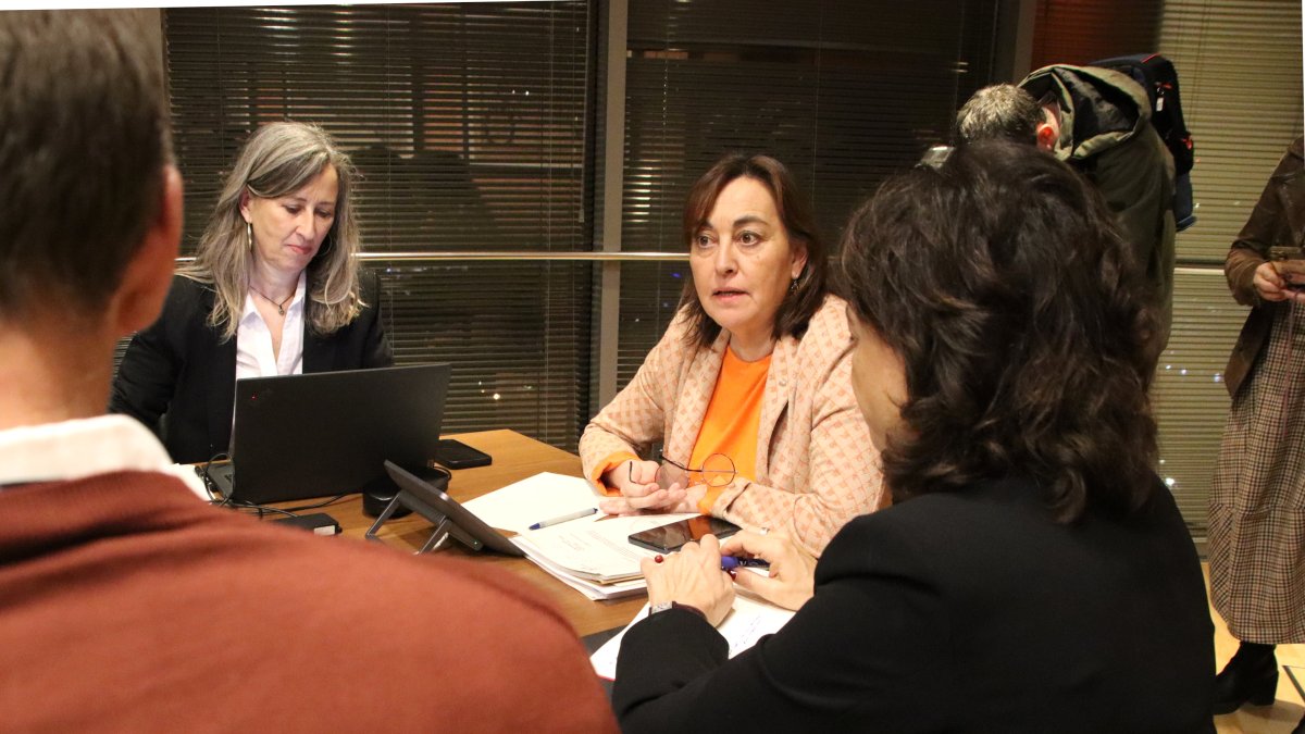 La consellera de Territori, Sílvia Paneque, preside la reunión.