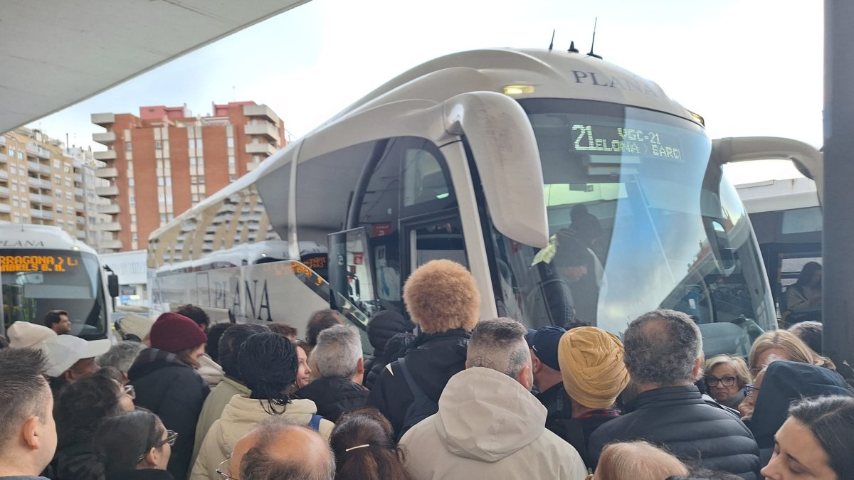 Más afluencia de la habitual esta mañana en los autobuses que van a Barcelona.