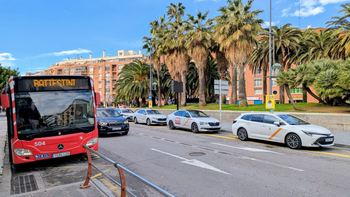 Imagen del bus lanzadera en la estación de Renfe en Tarragona.