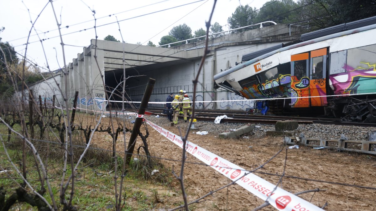 Varios bomberos trabajan en la zona cero del accidente de tren ocurrido el martes en Gelida (Barcelona).