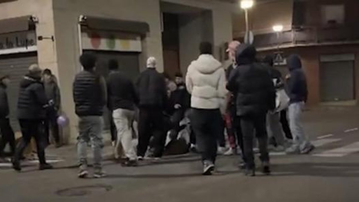 Imagen de la agresión grupal a una pareja en la Fiesta Mayor de Argentona (Barcelona)
