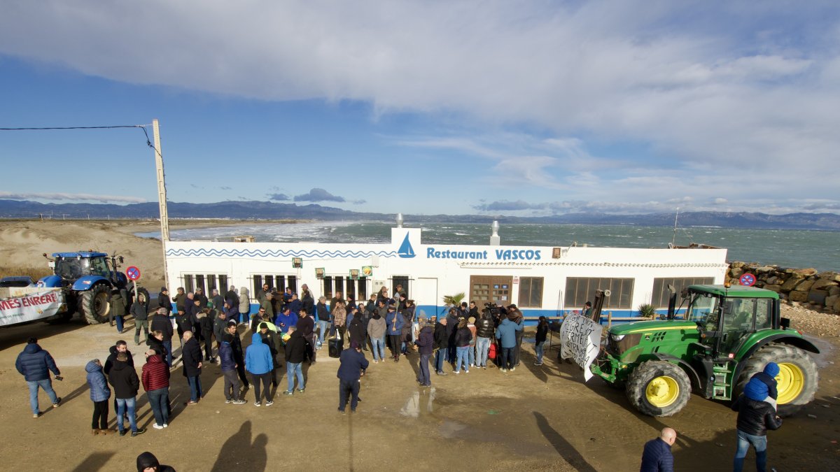 Concentració de pagesos davant del Restaurant els Vascos, a Deltebre.