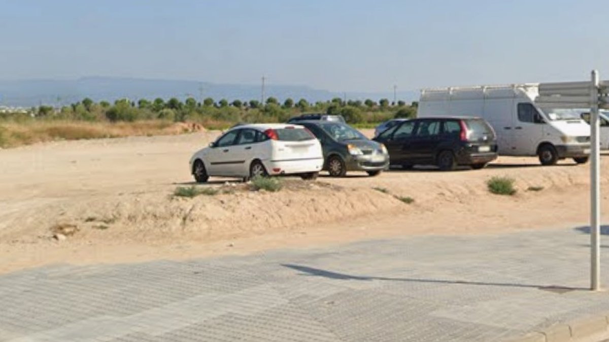 Este terreno situado en un lateral de la avenida Generalitat de Vila-seca se usa como aparcamiento.
