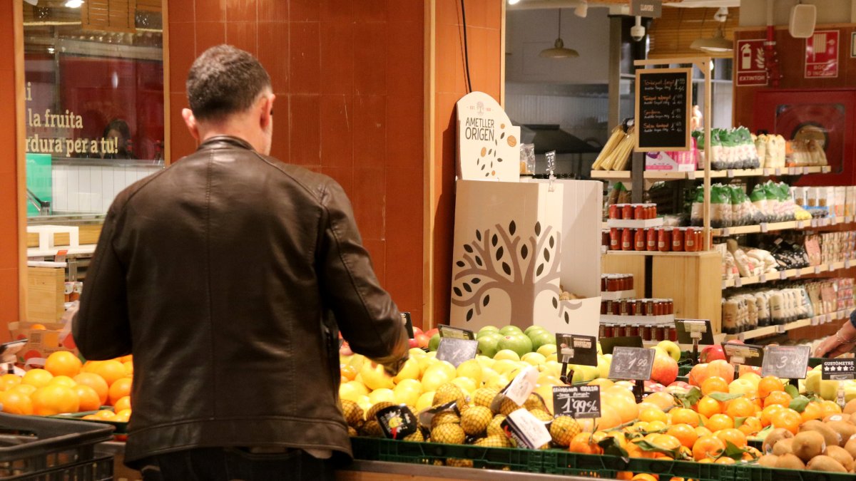 Un cliente compra en una tienda de Ametlle Origen.