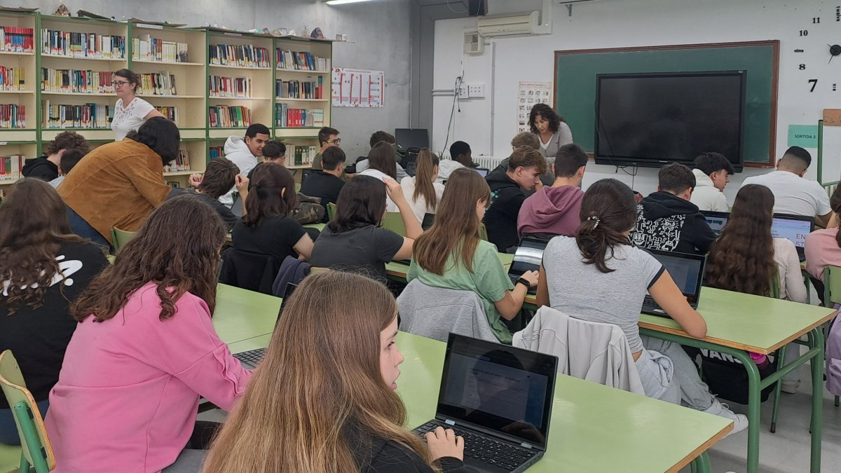 Activitat amb joves a la Biblioteca Municipal de la Pobla de Mafumet, en una imagen de archivo
