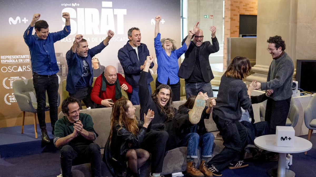 El director de 'Sirat', Óliver Laxe (c, delante), junto a su equipo, celebra las nominaciones a los Óscar a mejor película internacional y a mejor sonido, este jueves en un evento en Madrid para ver en directo el anuncio desde Los Ángeles.