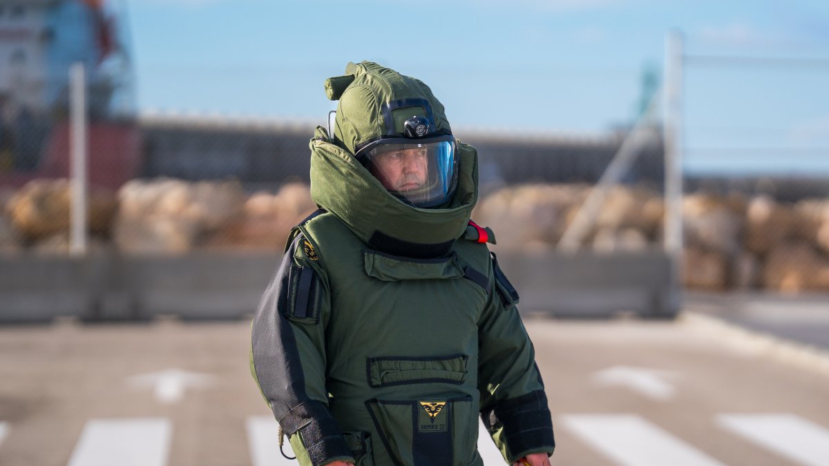 Un artificiero de la Guardia Civil en el Port de Tarragona.