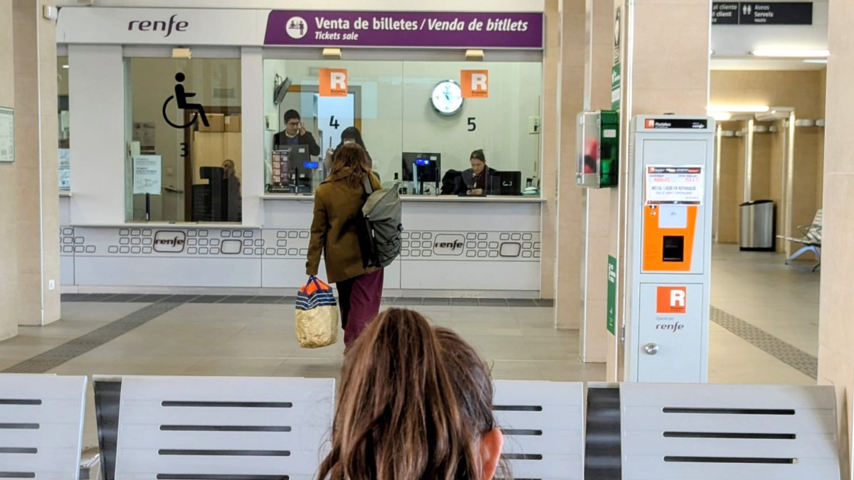 Usuarios en la estación de Rodalies de Tarragona, este segundo día de corte