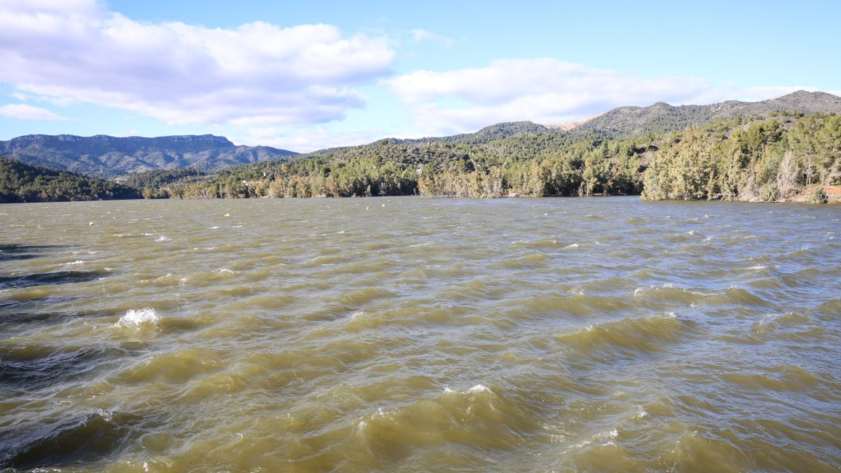 El pantano de Riudecanyes se podría desbordar por el oleaje provocado por el viento.