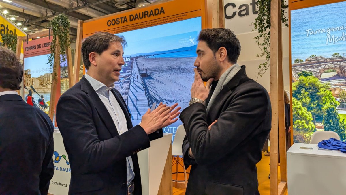 Francesc Pintado, presidente de la AEHT, junto al chef Moha Quach, del restaurante El Terrat de Tarragona, este jueves en Fitur.