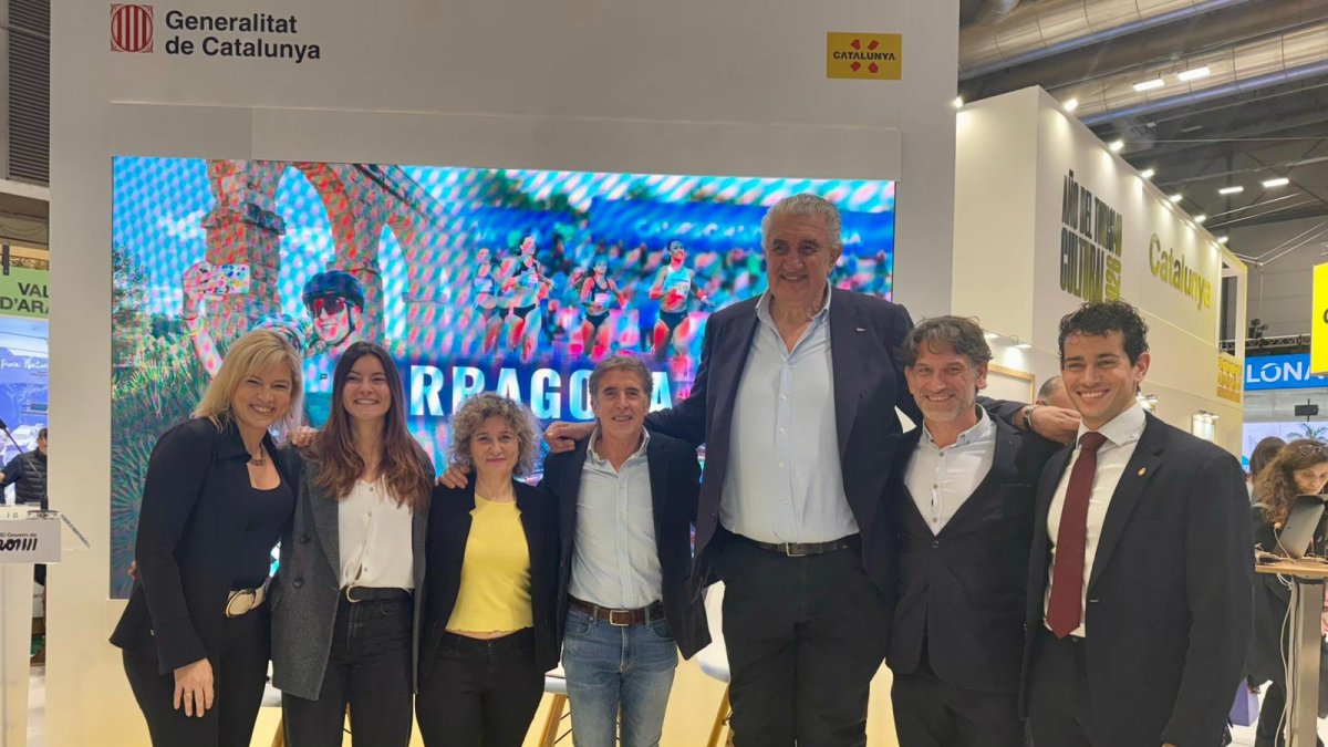 La delegación de Tarragona con la atleta Mireia López, el ciclista Perico Delgado y el jugador de baloncesto Fernando Romay en el stand de Fitur.