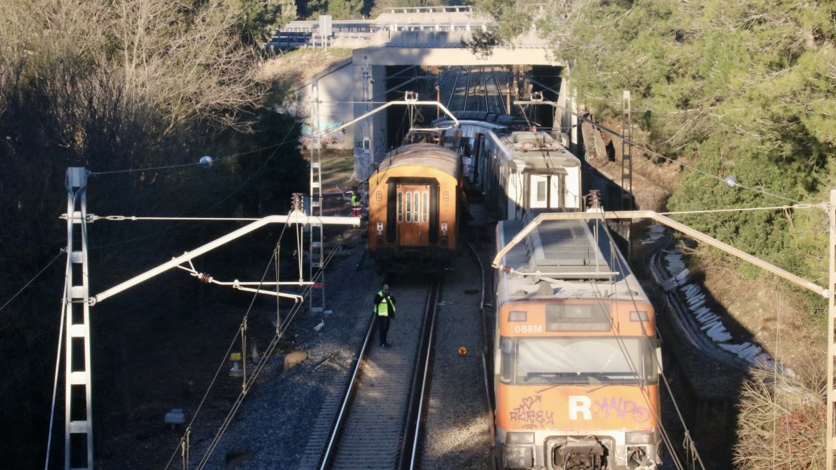 El tren que se accidentó en Gelida. Los vagones que no sufrieron daños han sido retirados.