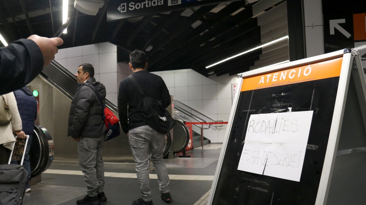 Un indicador en el vestíbulo de la estación de Sants informando de la suspensión del servicio de Rodalies.
