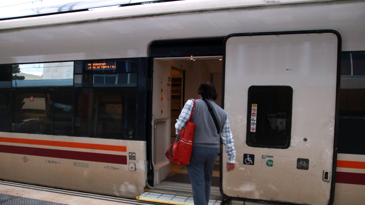 Una usuaria de Rodalies en Falset, este viernes