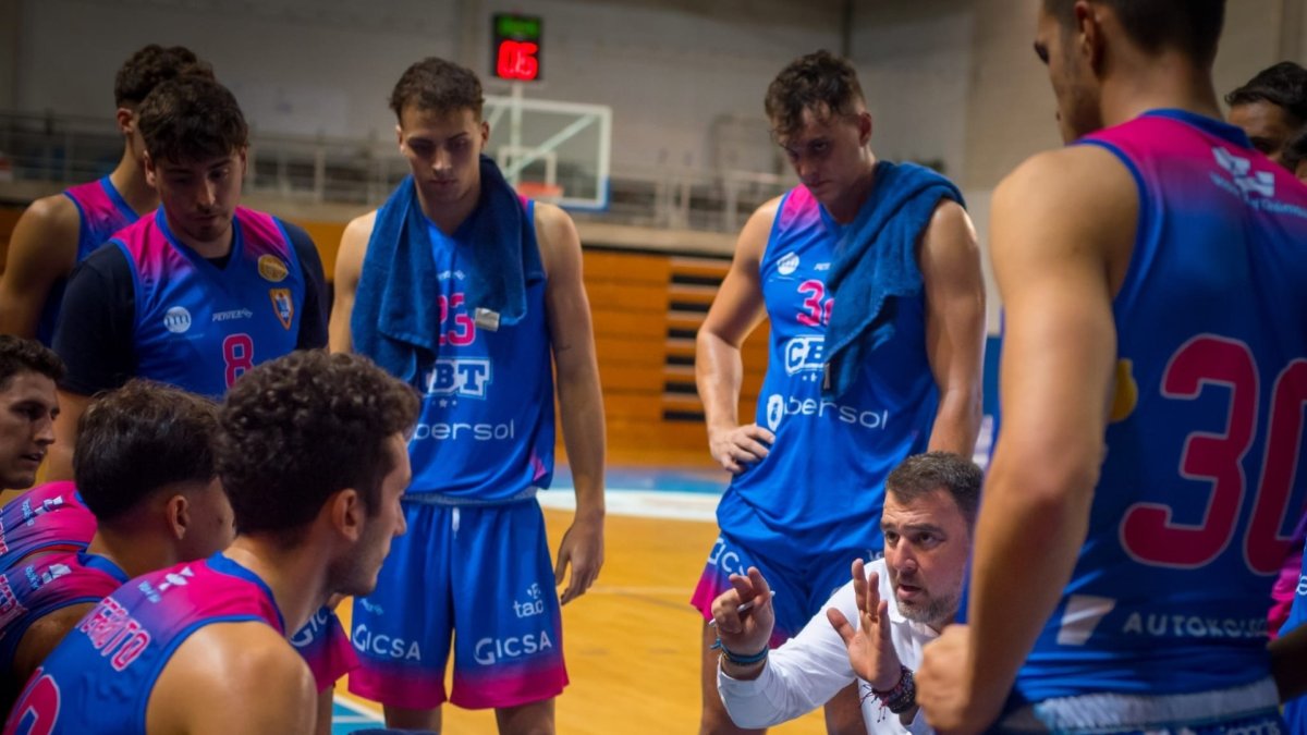 Toni Larramona dando instrucciones en el banquillo del Ibersol CBT.