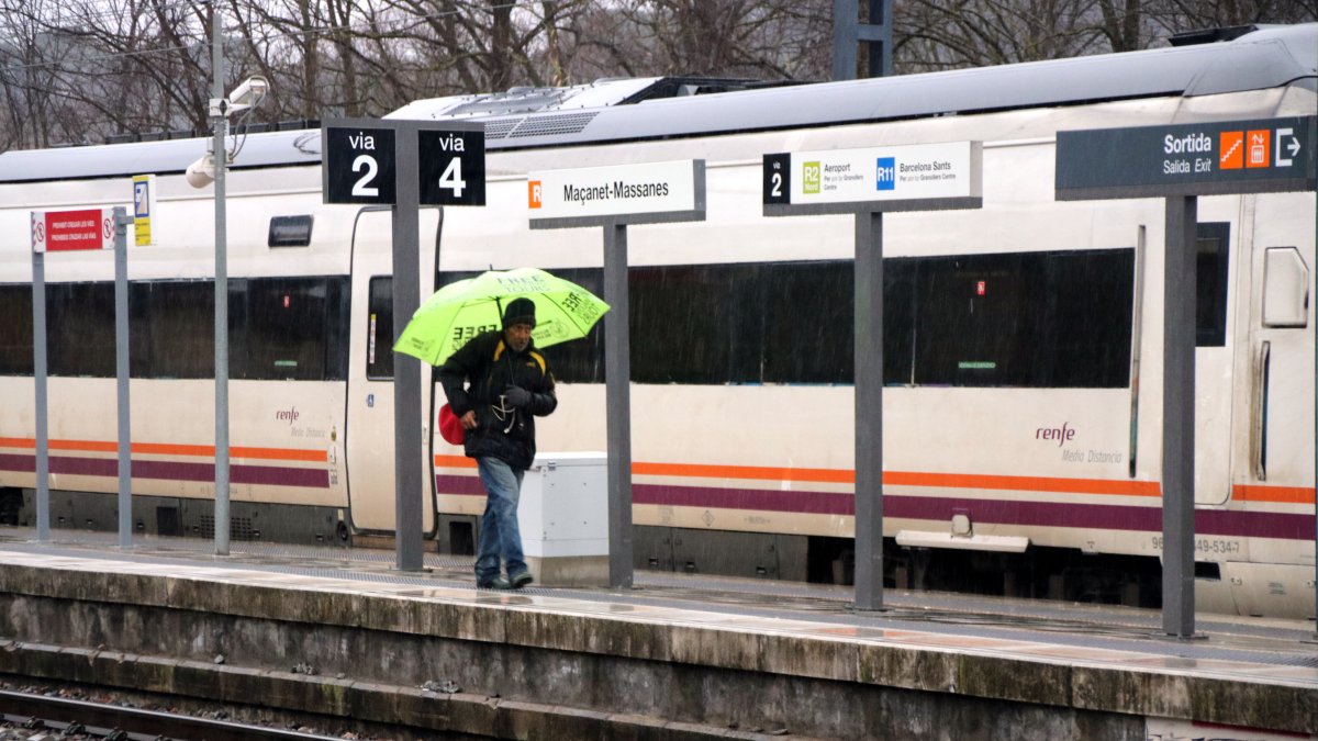 Un usuario que ha bajado del tren para tomar un autobús.