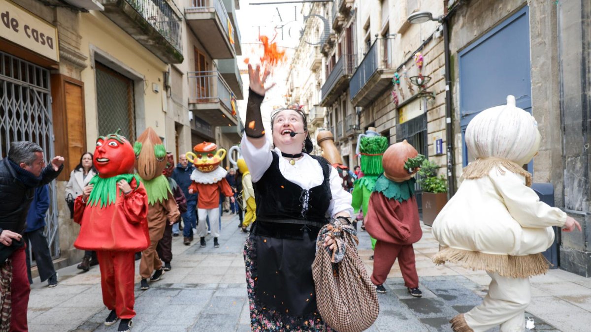 La cercavila dels Capgrossos de la Calçotada s'ha mantingut aquest dissabte.