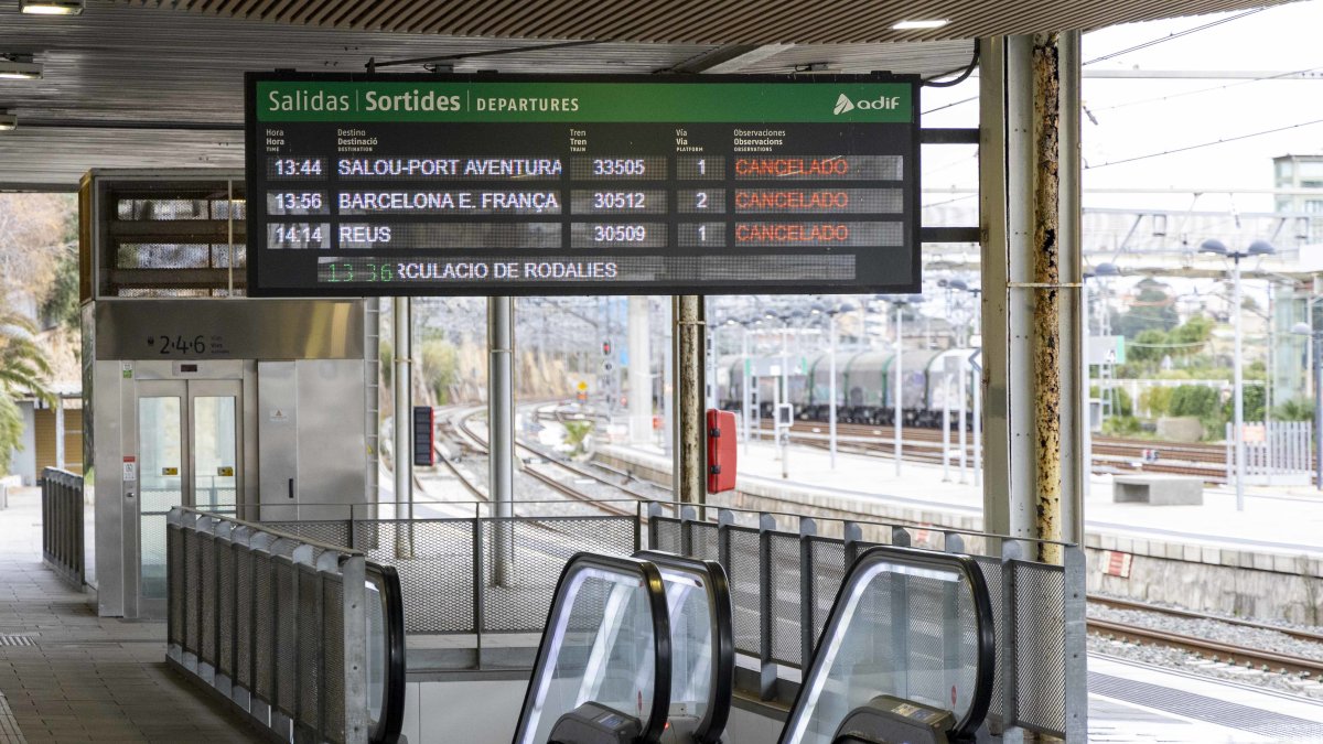La pantalla de la estación de tren de tarragona muestra todos los trayectos cancelados