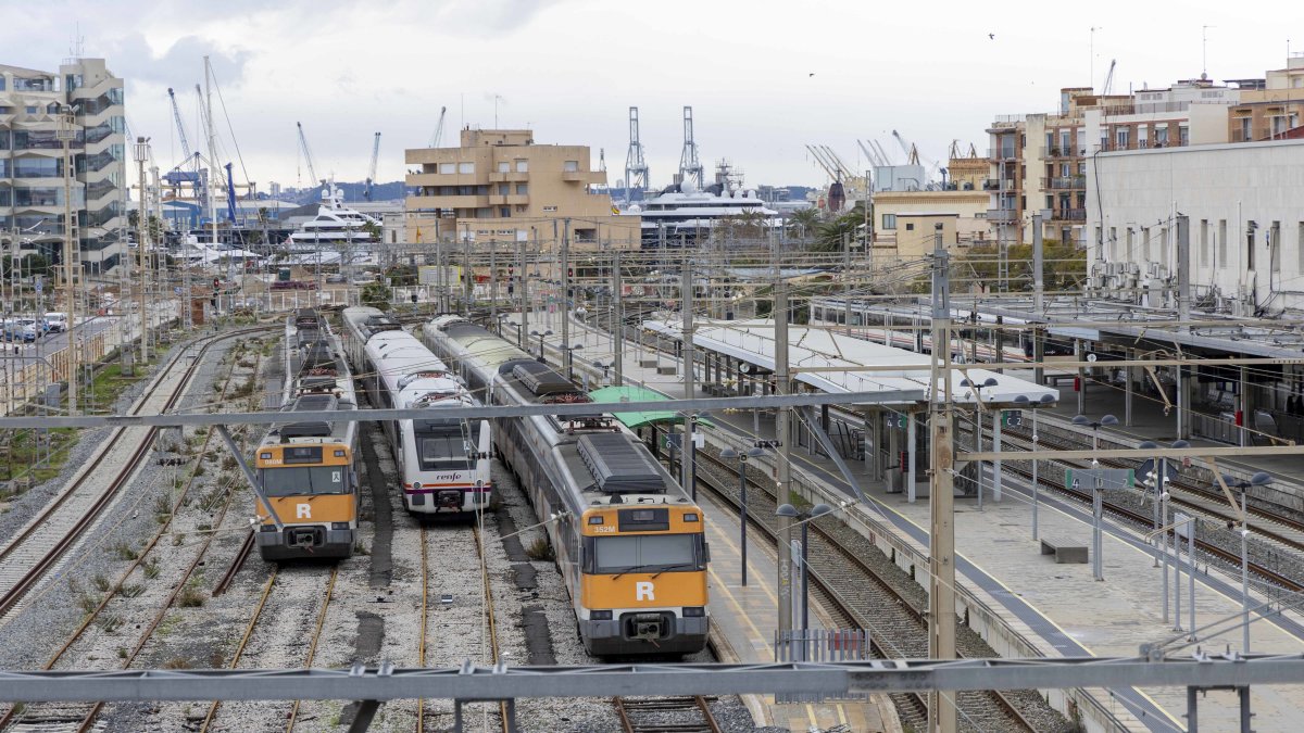 Estación de tren de Tarragona con el servicio de Rodalies parado
