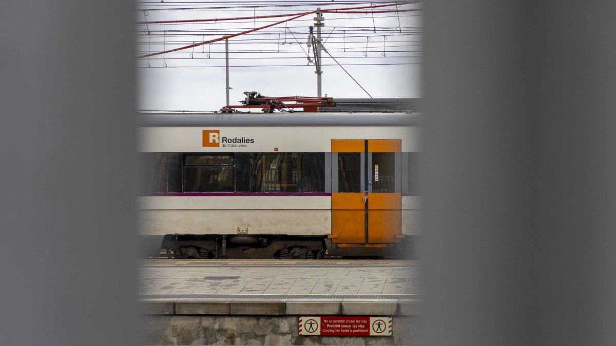 Un tren parado en la estación de Tarragona